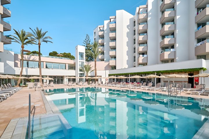 03 Hipotels Bahia Grande pool building 1