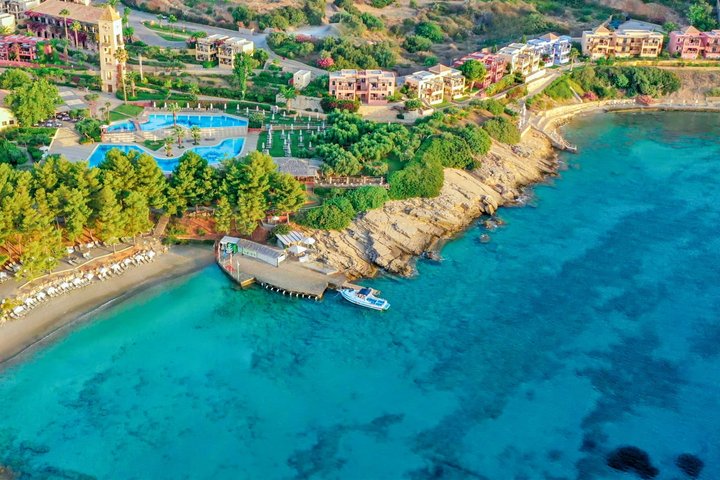Hotel Candia Park Village u pláže v Agios Nikolaos na Krétě.