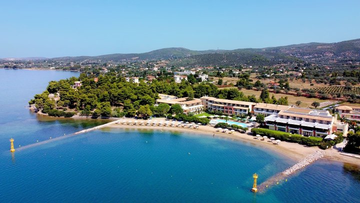 Negroponte Resort Eretria u klidné písečné pláže v Řecku.