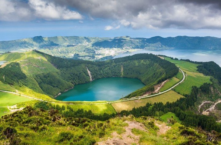 Auto na Azorských ostrovech Sao Miguel s výhledem na přírodu