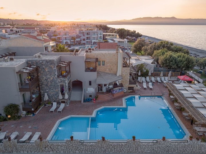 Erato Beach Hotel u písčito-oblázkové pláže v letovisku Platanias