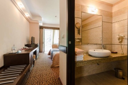 Hotel Hunguest Apollo v centru Hajdúszoboszló s wellness a termálními bazény.