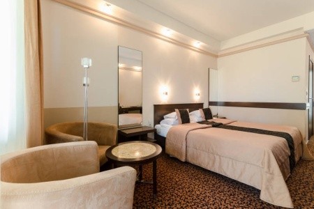 Hotel Hunguest Apollo v centru Hajdúszoboszló s wellness a termálními bazény.