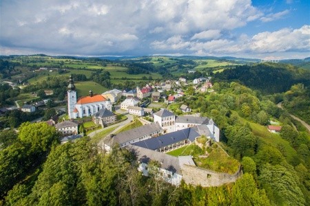 Penzion U Orla v Petříkově, ideální pro zimní a letní aktivity.
