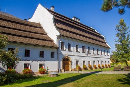 Penzion U Orla v Petříkově, ideální pro zimní a letní aktivity.