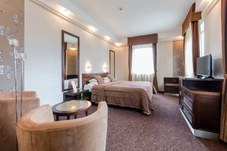 Hotel Hunguest Apollo v centru Hajdúszoboszló s wellness a termálními bazény.