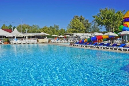 Butterfly Camping Village u jezera Garda s mobilhomy a bazénem.