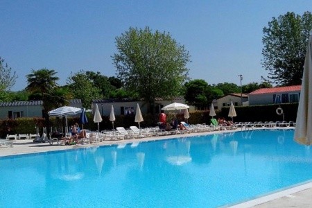 Butterfly Camping Village u jezera Garda s mobilhomy a bazénem.