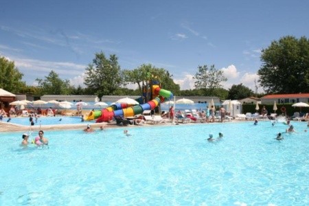 Butterfly Camping Village u jezera Garda s mobilhomy a bazénem.