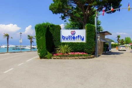 Butterfly Camping Village u jezera Garda s mobilhomy a bazénem.