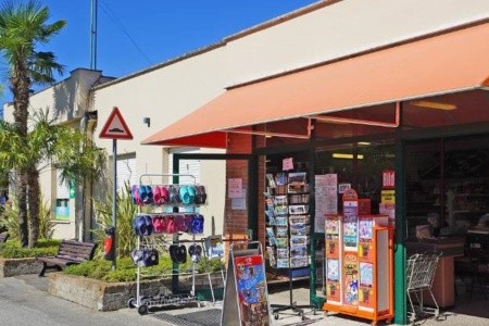 Butterfly Camping Village u jezera Garda s mobilhomy a bazénem.