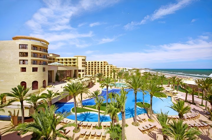 Mövenpick Resort & Marine Spa na pláži v Sousse, Tunisko.