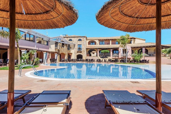 Resort Valtur Sardegna EOS Costa Rei u pláže na jižním pobřeží Sardinie.
