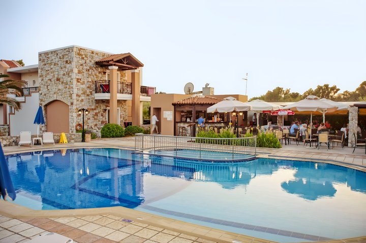 Hotel Lito Beach u písčito-oblázkové pláže v letovisku Platanias