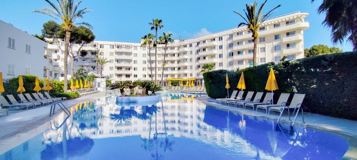 Hotel Ivory Playa na Mallorce s bazény a blízkostí pláže.