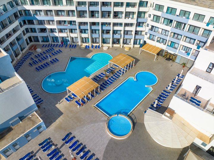 Riviera Hotel & Spa s výhledem na záliv Marfa na Maltě.